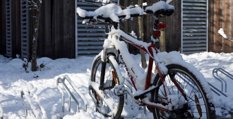 Fahrrad im Schnee im Lakeside Park